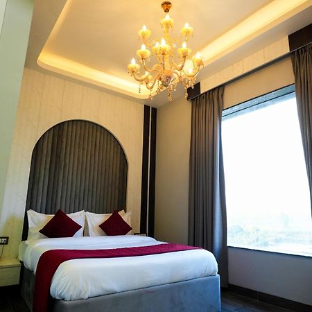 Hotel Adsan Heights Gajraula Buitenkant foto