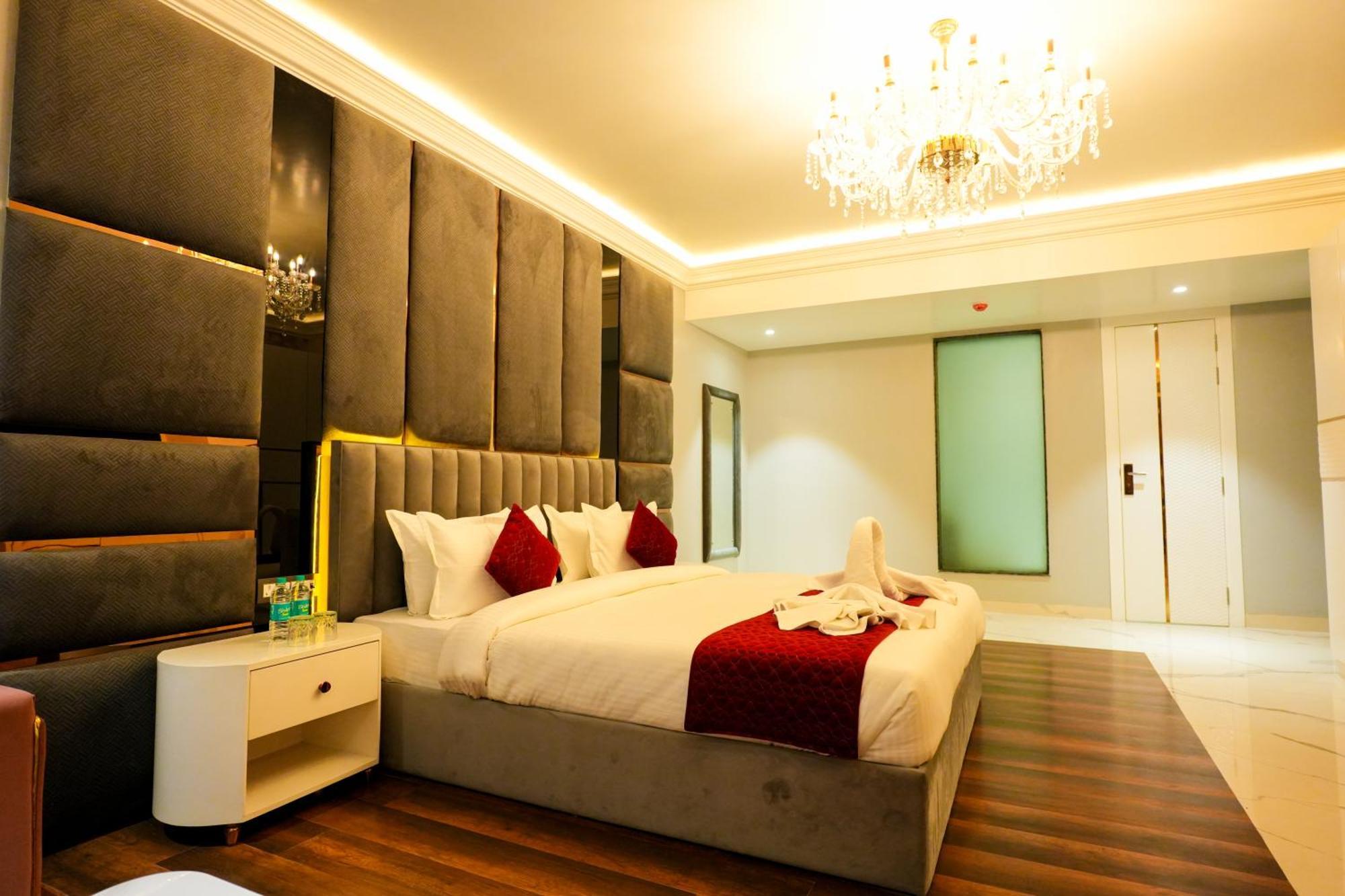 Hotel Adsan Heights Gajraula Buitenkant foto
