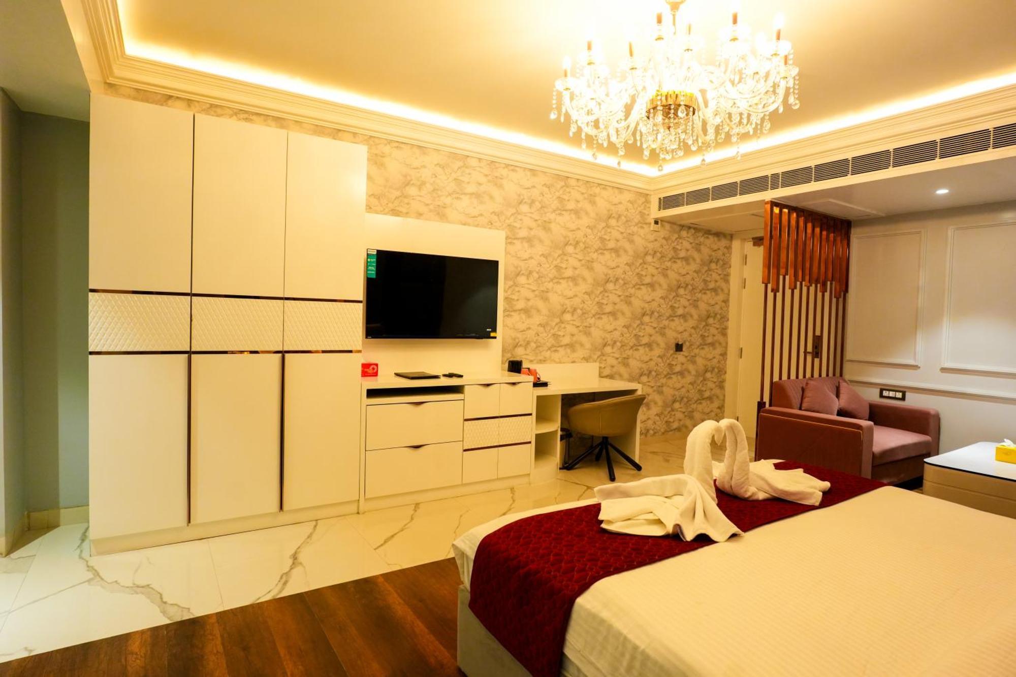 Hotel Adsan Heights Gajraula Buitenkant foto