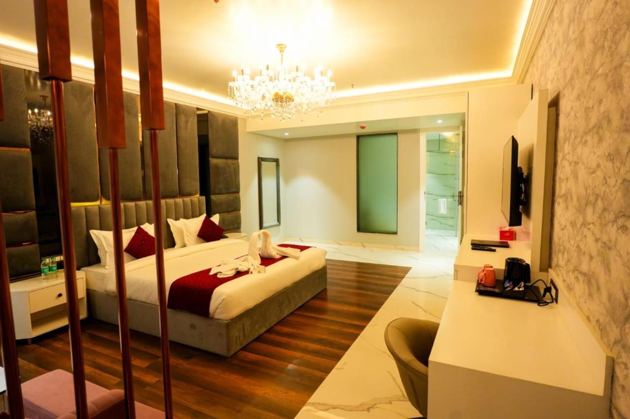 Hotel Adsan Heights Gajraula Buitenkant foto