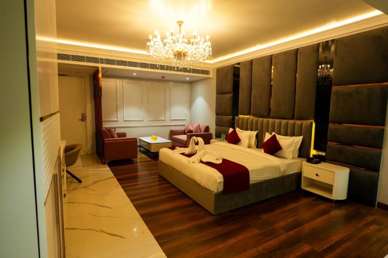 Hotel Adsan Heights Gajraula Buitenkant foto