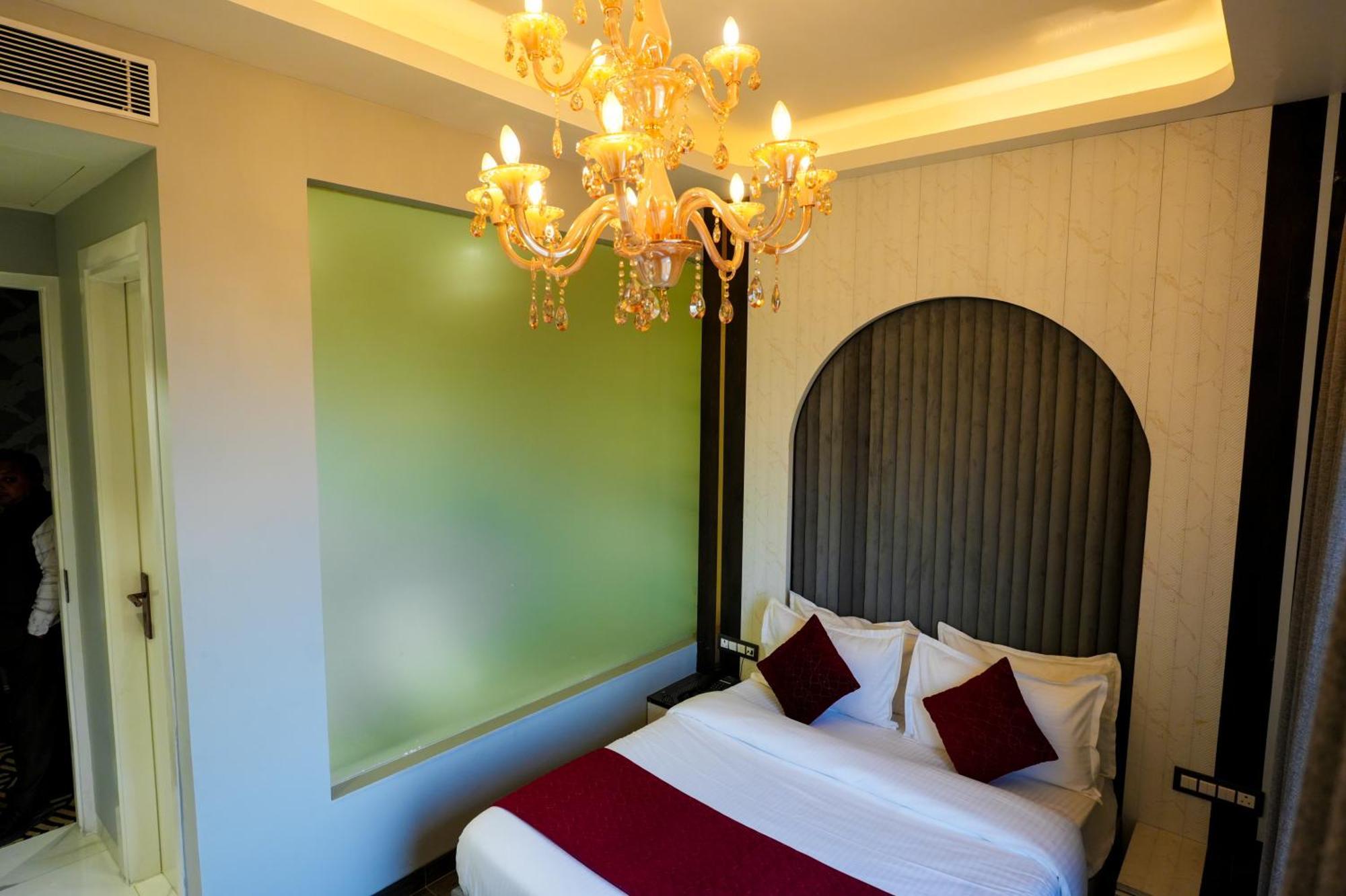 Hotel Adsan Heights Gajraula Buitenkant foto