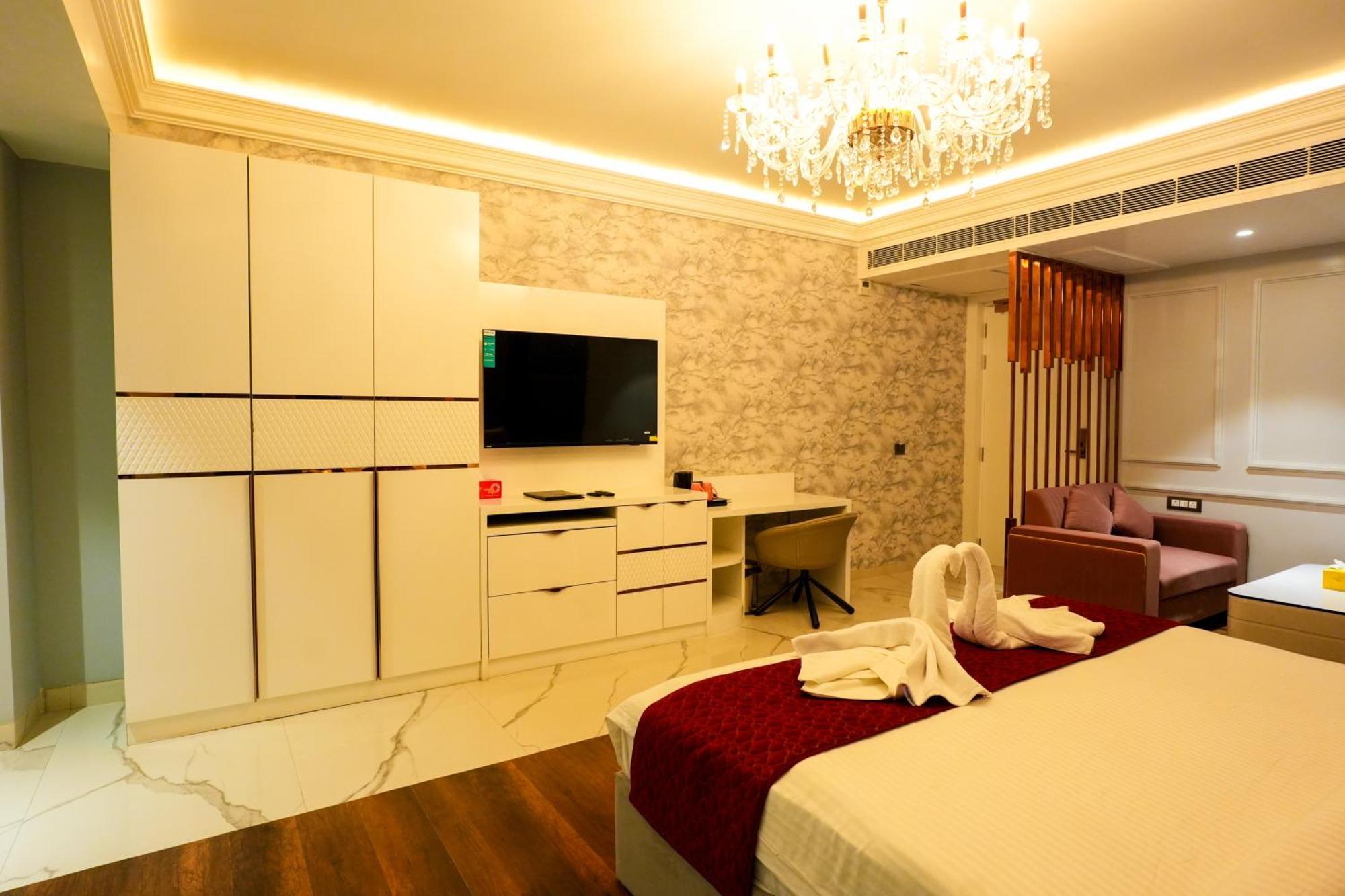 Hotel Adsan Heights Gajraula Buitenkant foto