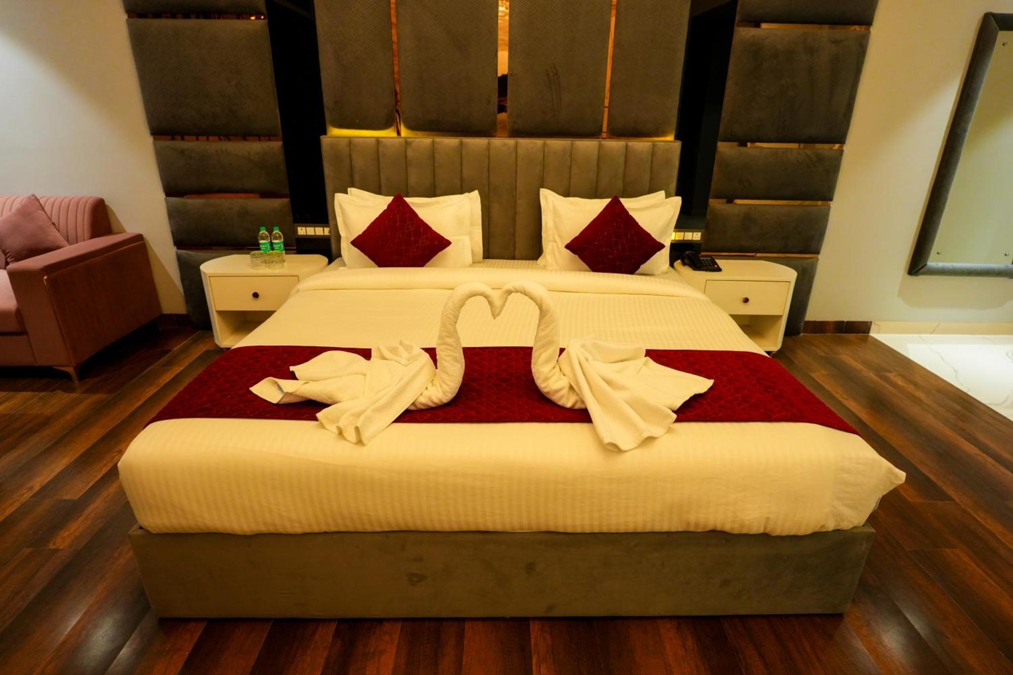 Hotel Adsan Heights Gajraula Buitenkant foto
