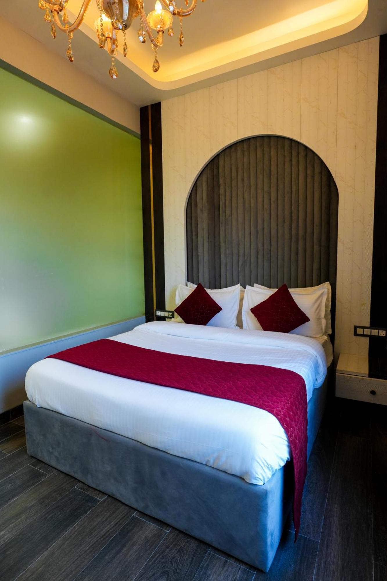 Hotel Adsan Heights Gajraula Buitenkant foto